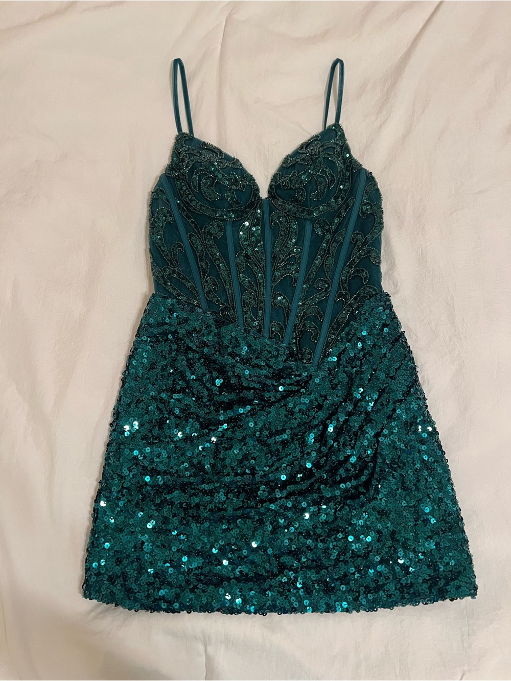 Sheath/Column V Neck Sequined Short/Mini Homecoming Dress with Beading